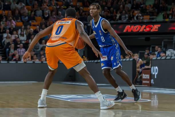 它把他框定 它把他框定