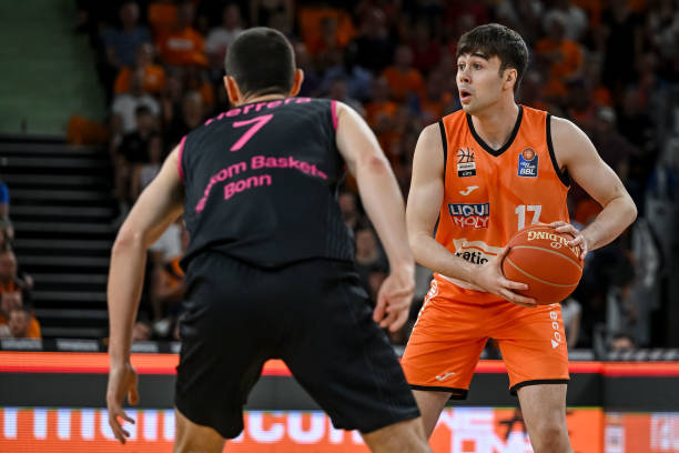 通过转会重 通过转会重