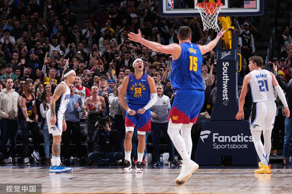 眼看场上比 眼看场上比